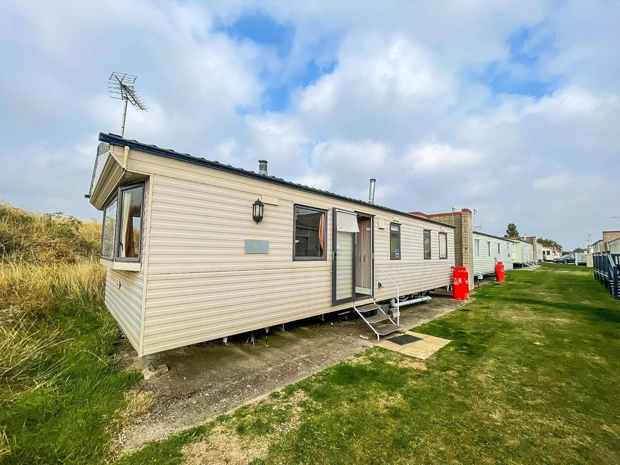 Lovely 6 Berth Caravan At Naze Marine Holiday Park In Essex Ref 17275C Walton-on-the-Naze Eksteriør billede