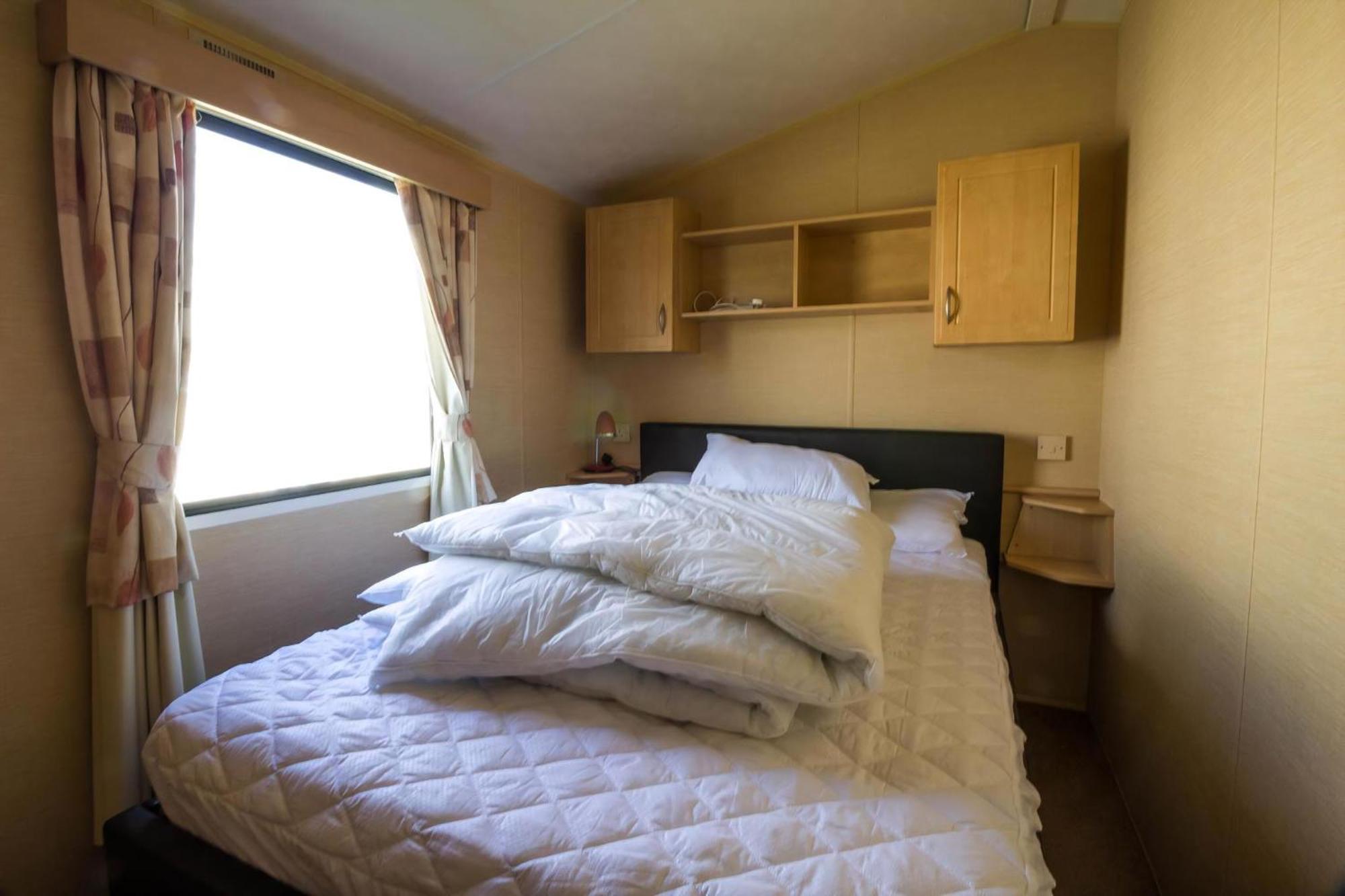 Lovely 6 Berth Caravan At Naze Marine Holiday Park In Essex Ref 17275C Walton-on-the-Naze Eksteriør billede